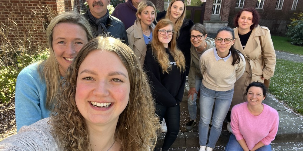Haben selber Freude am Umgang mit dem Smartphone. Die Arbeitsgruppe Digitale Teilhabe beim Selfie-Shooting.