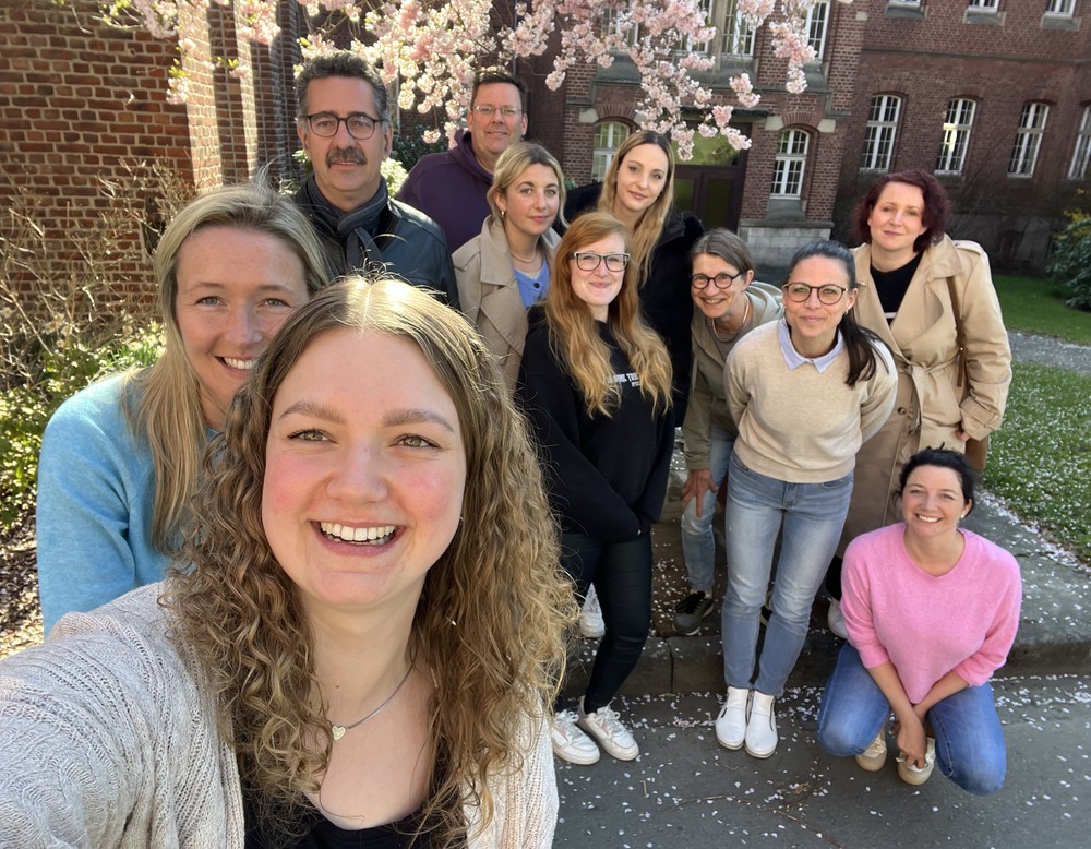Haben selber Freude am Umgang mit dem Smartphone. Die Arbeitsgruppe Digitale Teilhabe beim Selfie-Shooting.