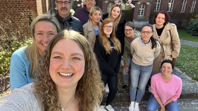 Haben selber Freude am Umgang mit dem Smartphone. Die Arbeitsgruppe Digitale Teilhabe beim Selfie-Shooting. Haben selber Freude am Umgang mit dem Smartphone. Die Arbeitsgruppe Digitale Teilhabe beim Selfie-Shooting.