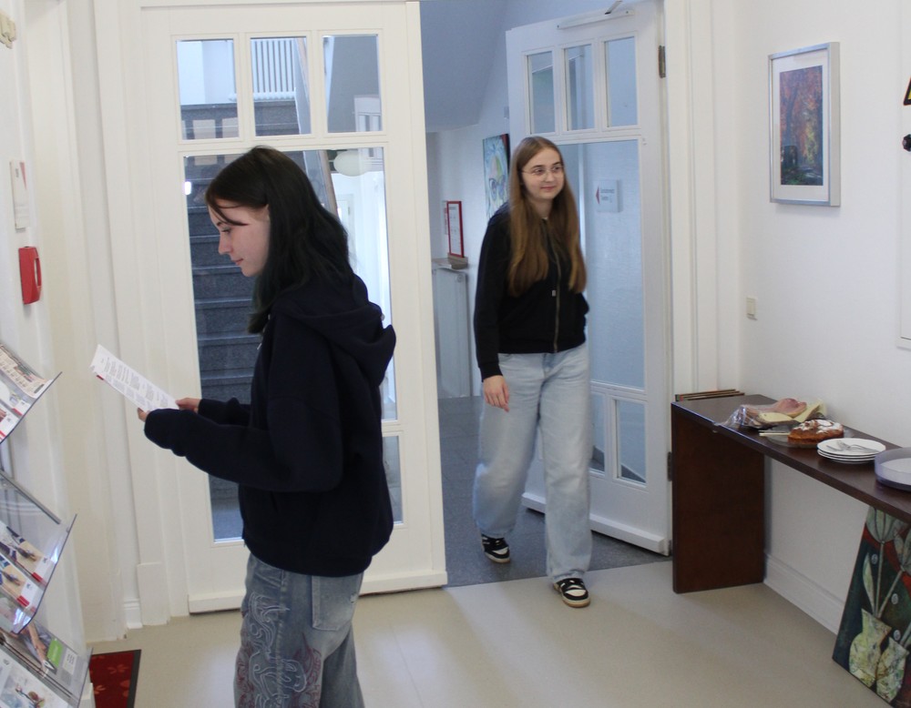 Zwei junge Frauen erkunden das Teilhabenzentrum.