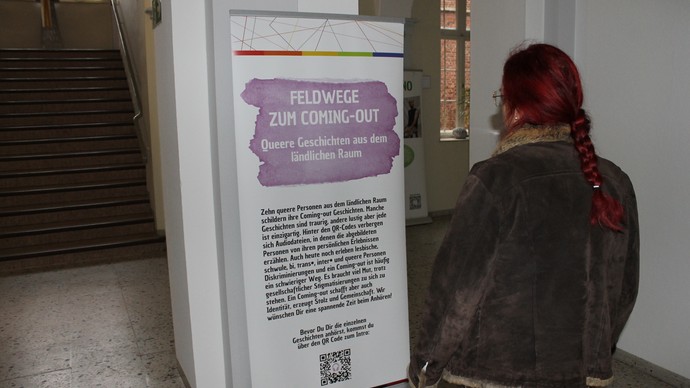 Martina Grewe, Ansprechperson für Gleichstellung vor Ort in den LWL-Einrichtungen Marsberg, hat die Ausstellung nach Marsberg geholt.