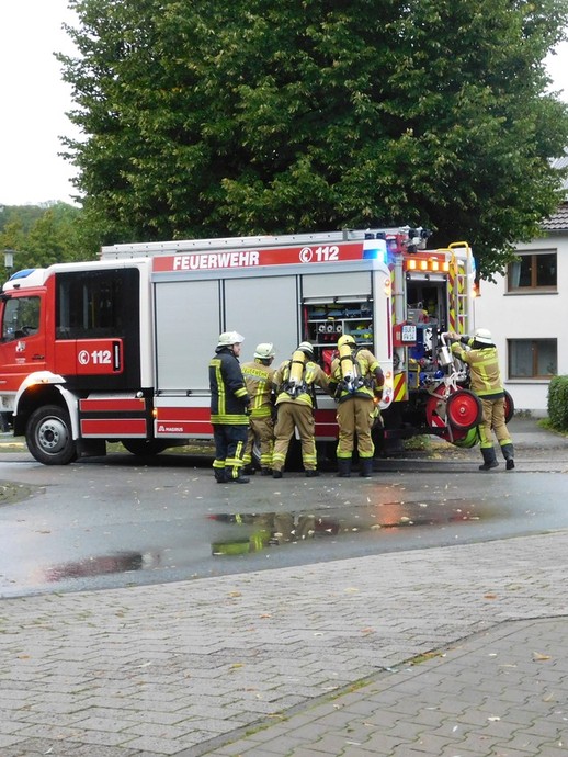Die Feuerwehrleute rüsten sich mit Atemschutz. (vergrößerte Bildansicht wird geöffnet)