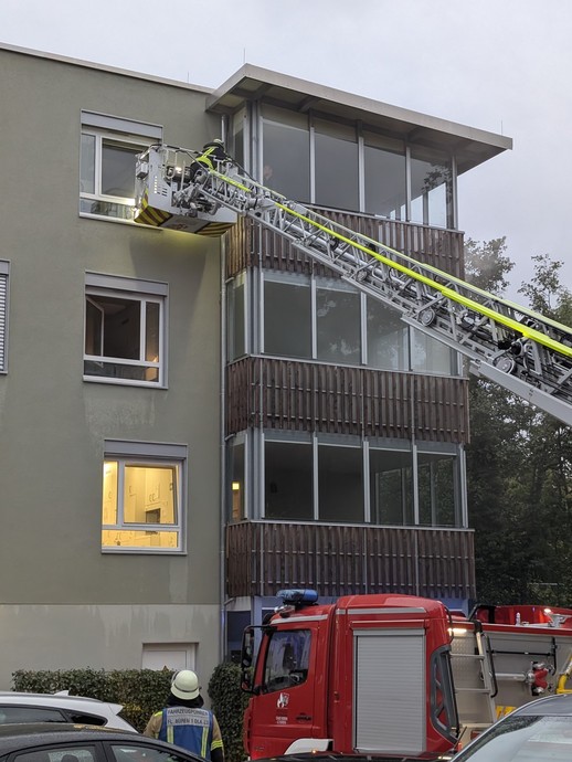Mit Drehleiter und Feuerkorb. (vergrößerte Bildansicht wird geöffnet)