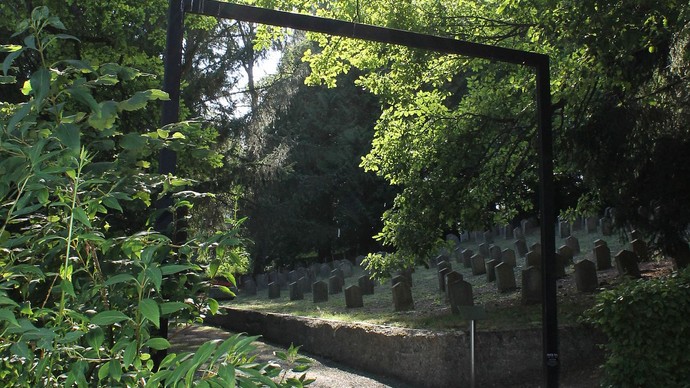 Der Friedhof befindet sich am Waldrand.
