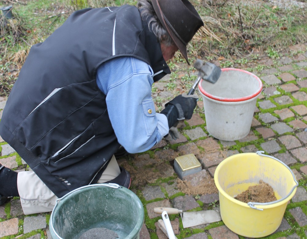 Seit 1992 hat Gunter Demnigin mehr als 1.800 Kommunen in 31 Ländern insgesamt über 105.000 Stolpersteine zum Gedenken an NS-Opfer verlegt.